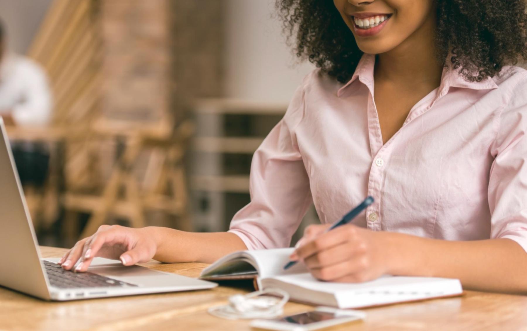 Partecipante al workshop che utilizza strumenti SEO su schermo