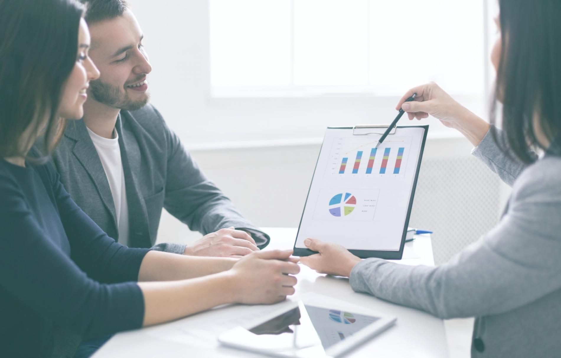 Sessione di analisi SEO con strumenti di monitoraggio