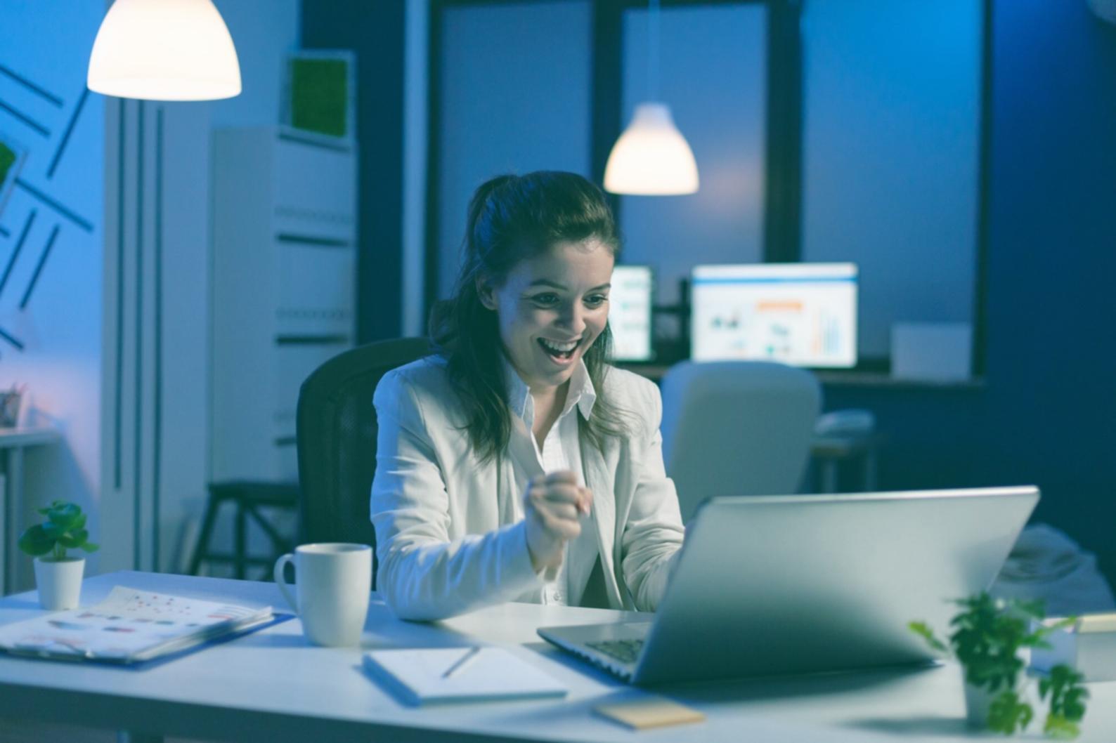 Studente che lavora su strumenti SEO durante una sessione di apprendimento online