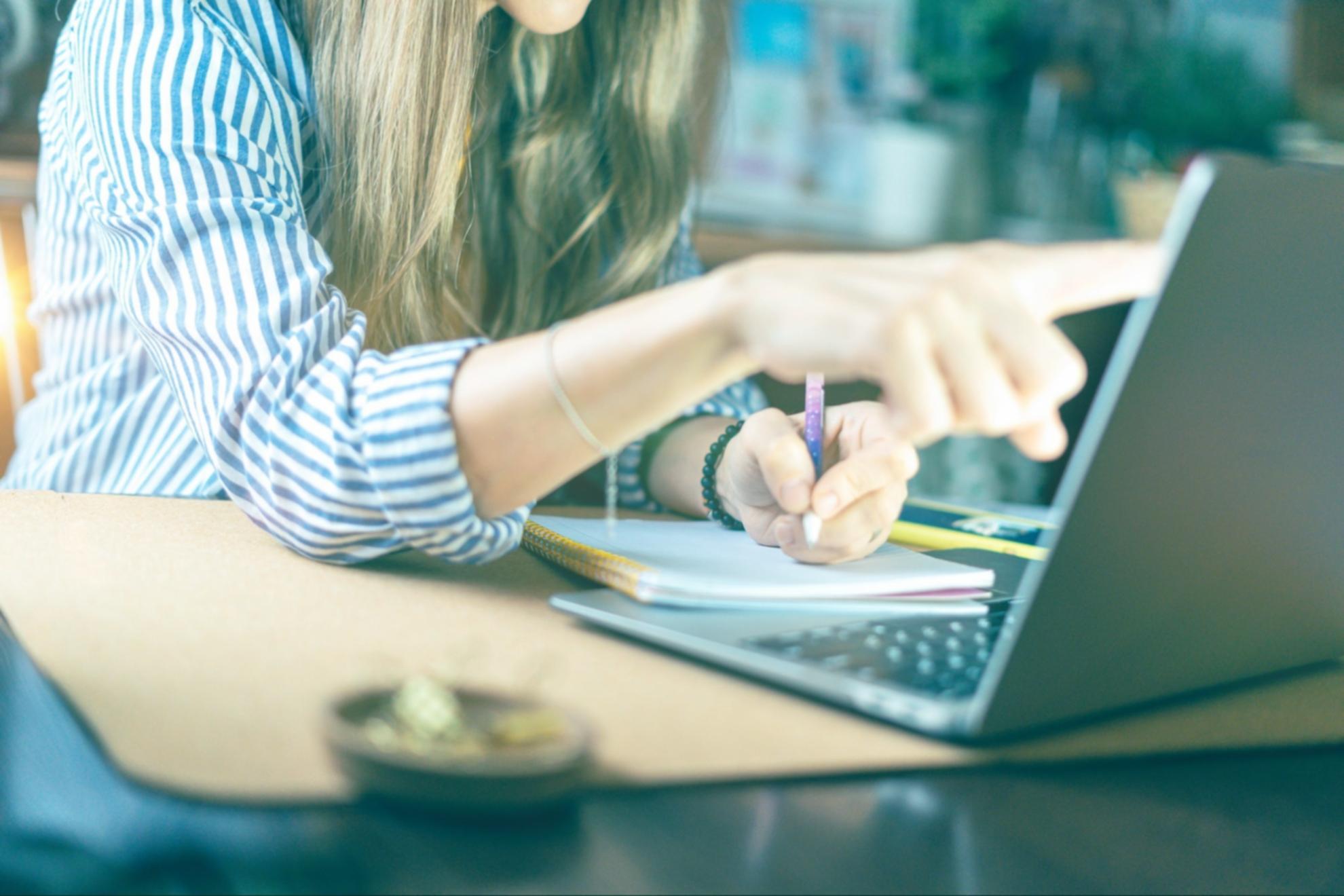 Schermata di analisi SEO con grafici di posizionamento e ricerca keyword